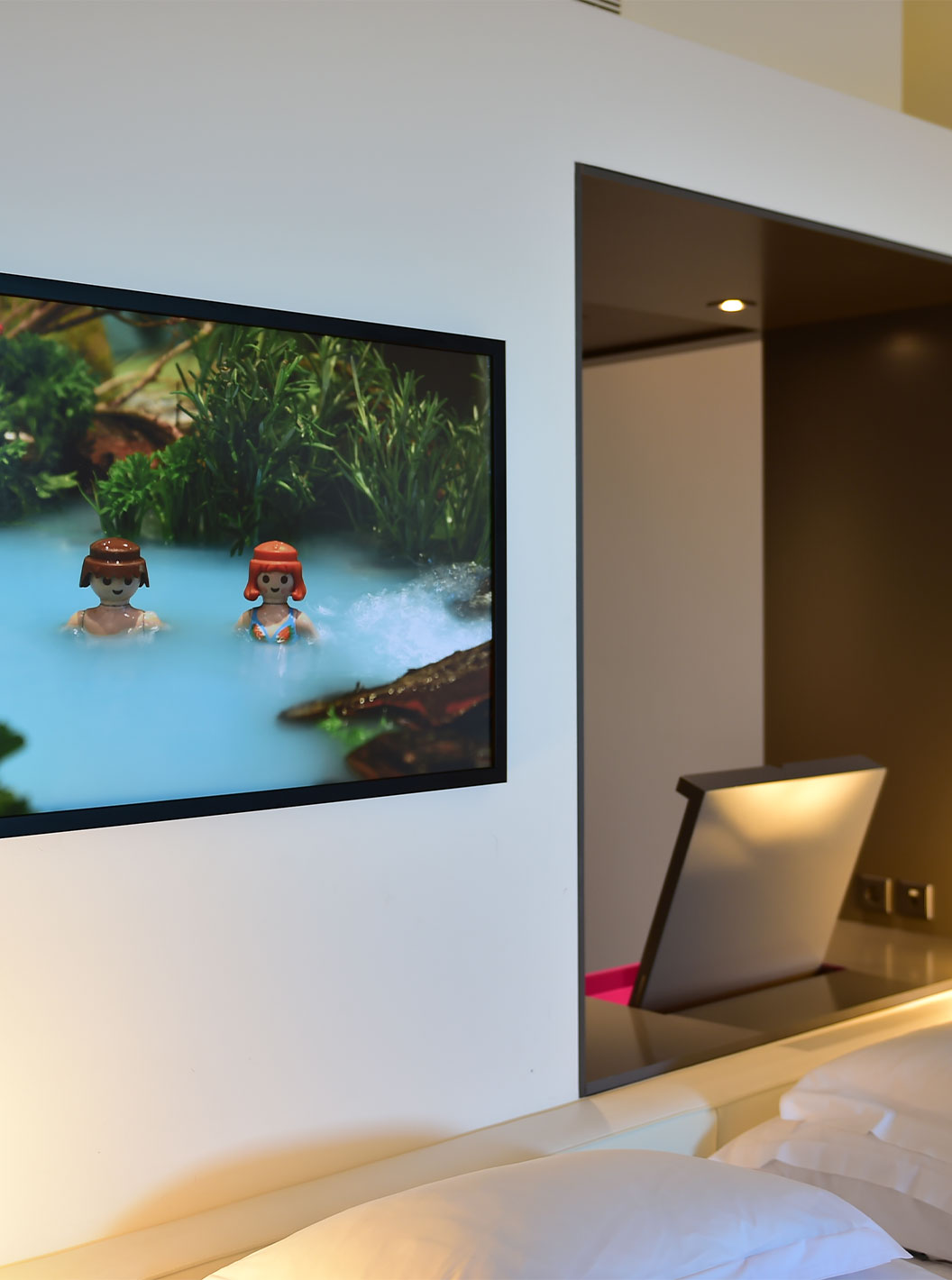 Die Junior Suite Art District im Pestana Cidadela Cascais hat ein buntes Bild mit Playmobil-Elementen an der Wand