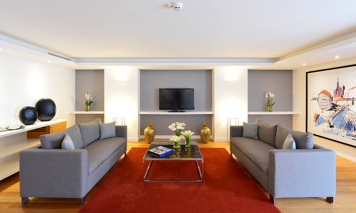 Die Präsidentensuite im Pestana Cidadela Cascais hat ein Zimmer mit zwei großen Sofas, einem Couchtisch und einem Fernseher