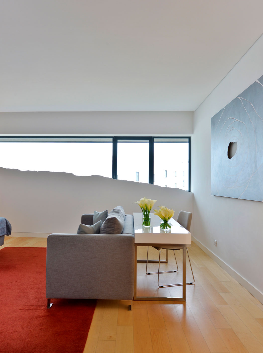 Das Double Superior Zimmer im Pestana Cidadela Cascais hat ein Sofa, Schreibtisch mit Stuhl und ein Fenster mit Kunst