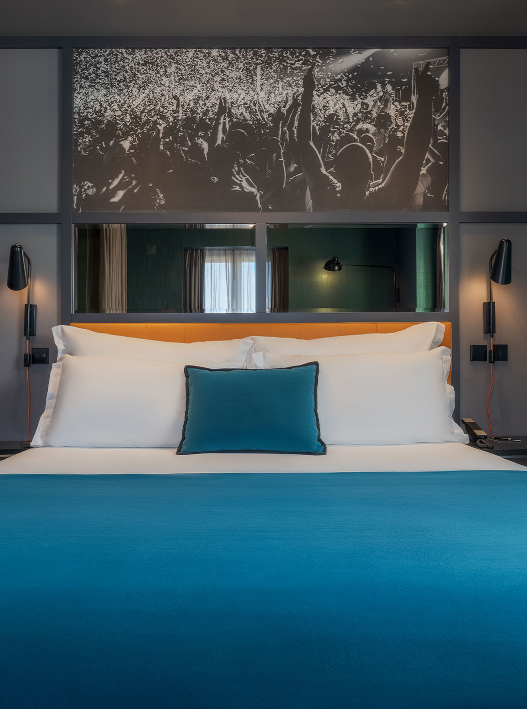 Das CR7 Superior Corner im Pestana CR7 Lisboa hat ein Doppelbett und einen Spiegel über dem Bett