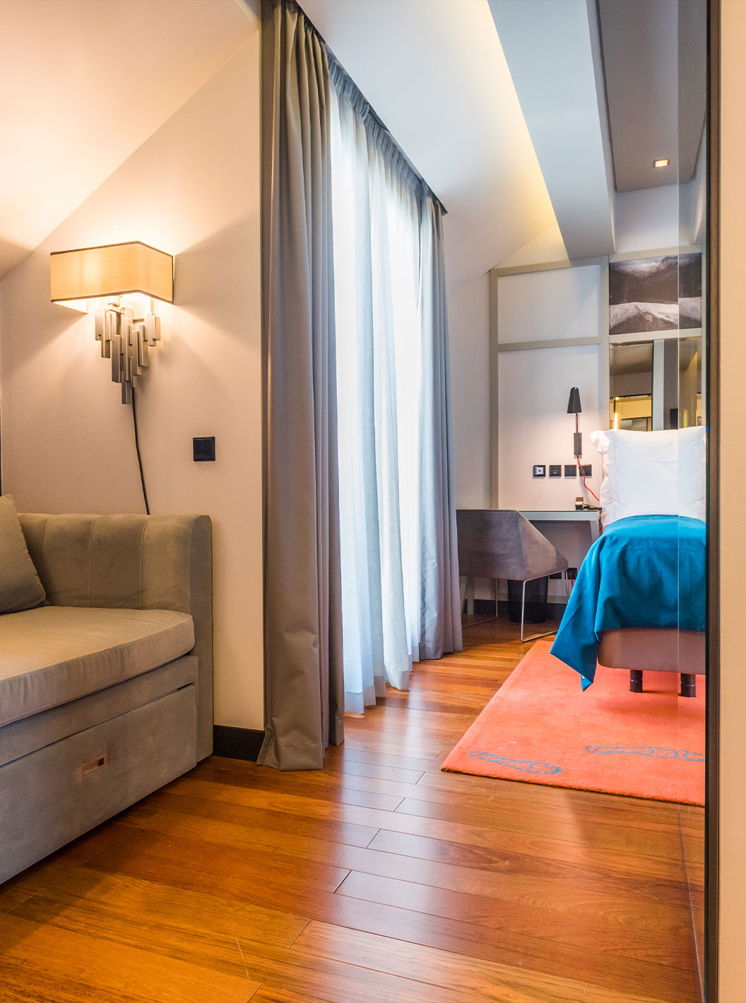 Das CR7 Superior Rooftop im Pestana CR7 Lisboa hat einen Schreibtisch, ein Sofa und ein Doppelbett