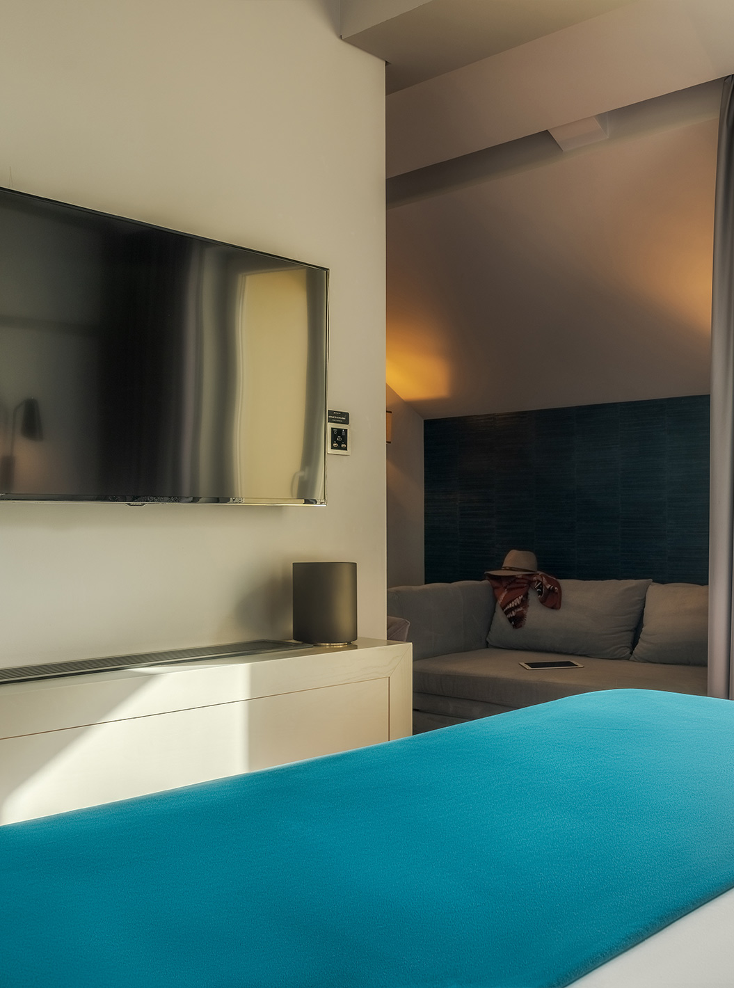 Das CR7 Superior Rooftop hat ein Doppelbett ein Sofa und einen Balkon im Pestana CR7 Lisboa