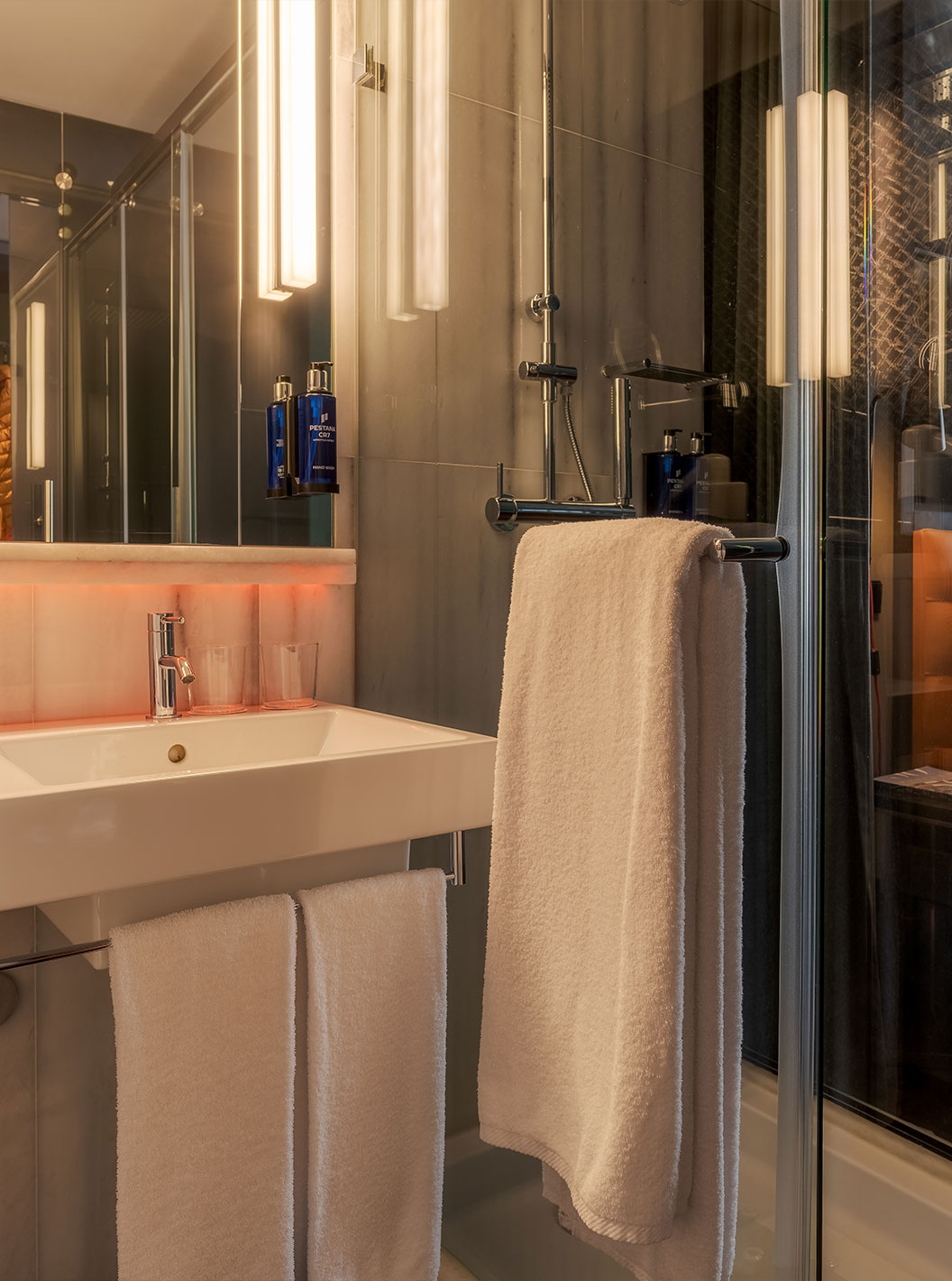 Das CR7 Superior im Pestana CR7 Lisboa hat ein Bad mit Spiegel, Waschbecken und Dusche