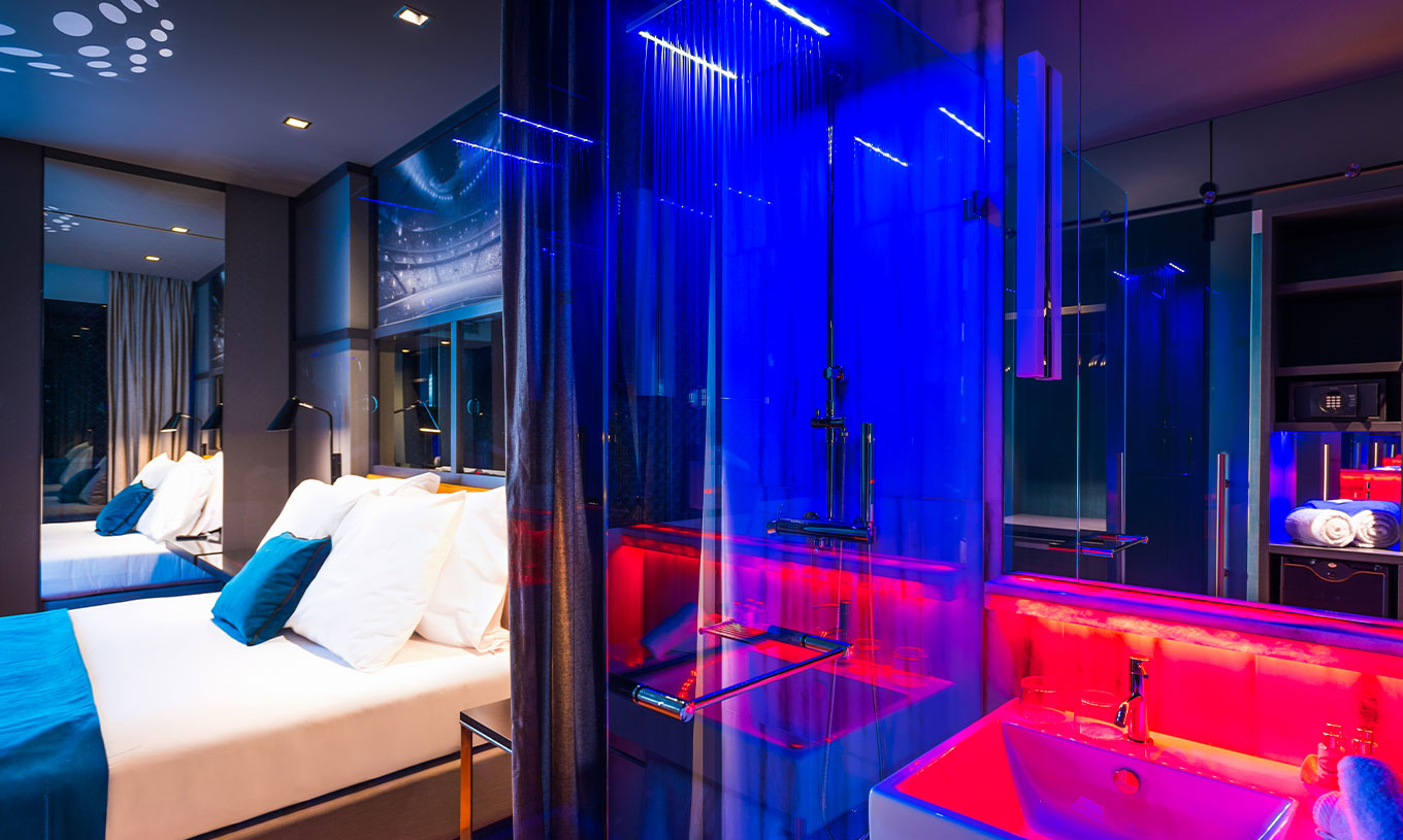 Das CR7 Superior im Pestana CR7 Lisboa hat ein Doppelbett und eine Dusche mit LED-Lichtern