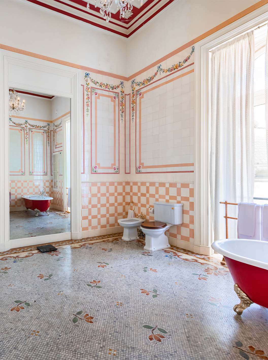 Die D. Amélia Suite im Pestana Palace Lisboa hat ein großes Bad mit Fliesen, Fenster und Badewanne