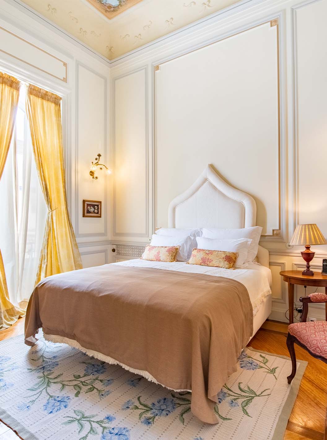 Die D. Amélia Suite im Pestana Palace Lisboa hat ein Doppelbett, Holz-Nachttisch und Fenster