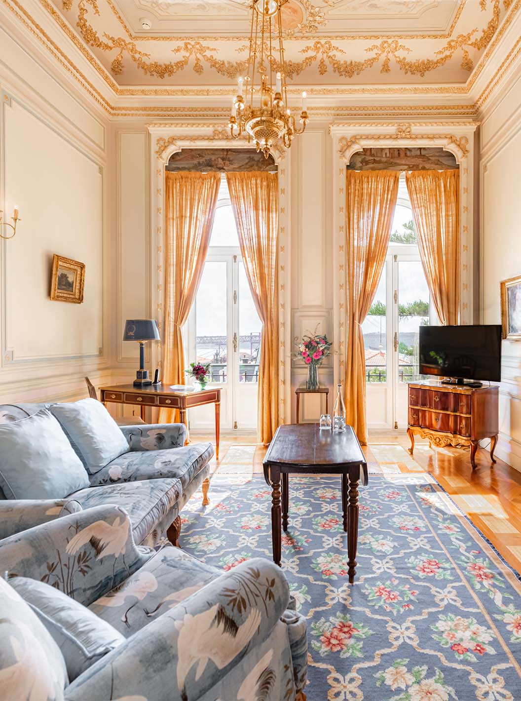 Die D. Manuel/D. Luís Filipe Suite im Pestana Palace Lisboa hat ein luxuriöses Wohnzimmer mit Sofa und Fenster