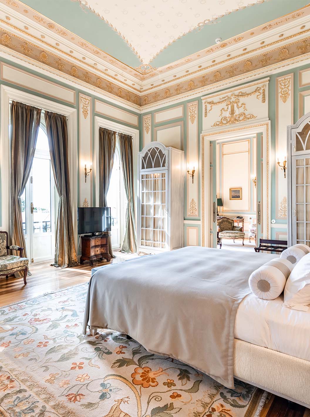 Die D. Manuel/D. Luís Filipe Suite im Pestana Palace Lisboa hat ein großes Zimmer mit drei Fenstern und Gartenblick