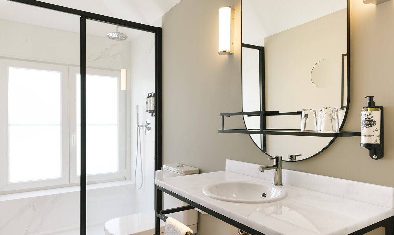 Die Junior Suite im Pestana Rua Augusta Lisboa hat ein Bad mit Waschbecken