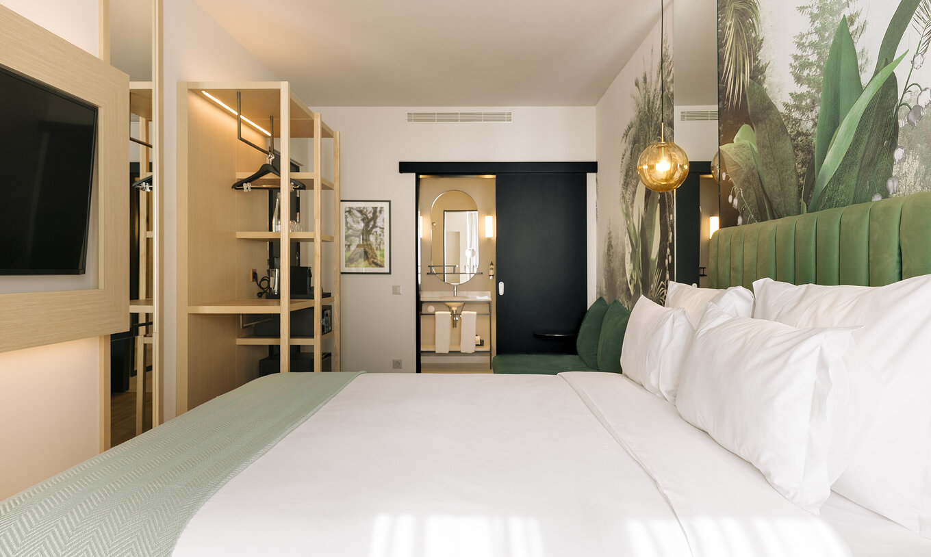 Das Superior Plus Zimmer im Pestana Rua Augusta Lisboa hat ein Doppelbett und ein Bad