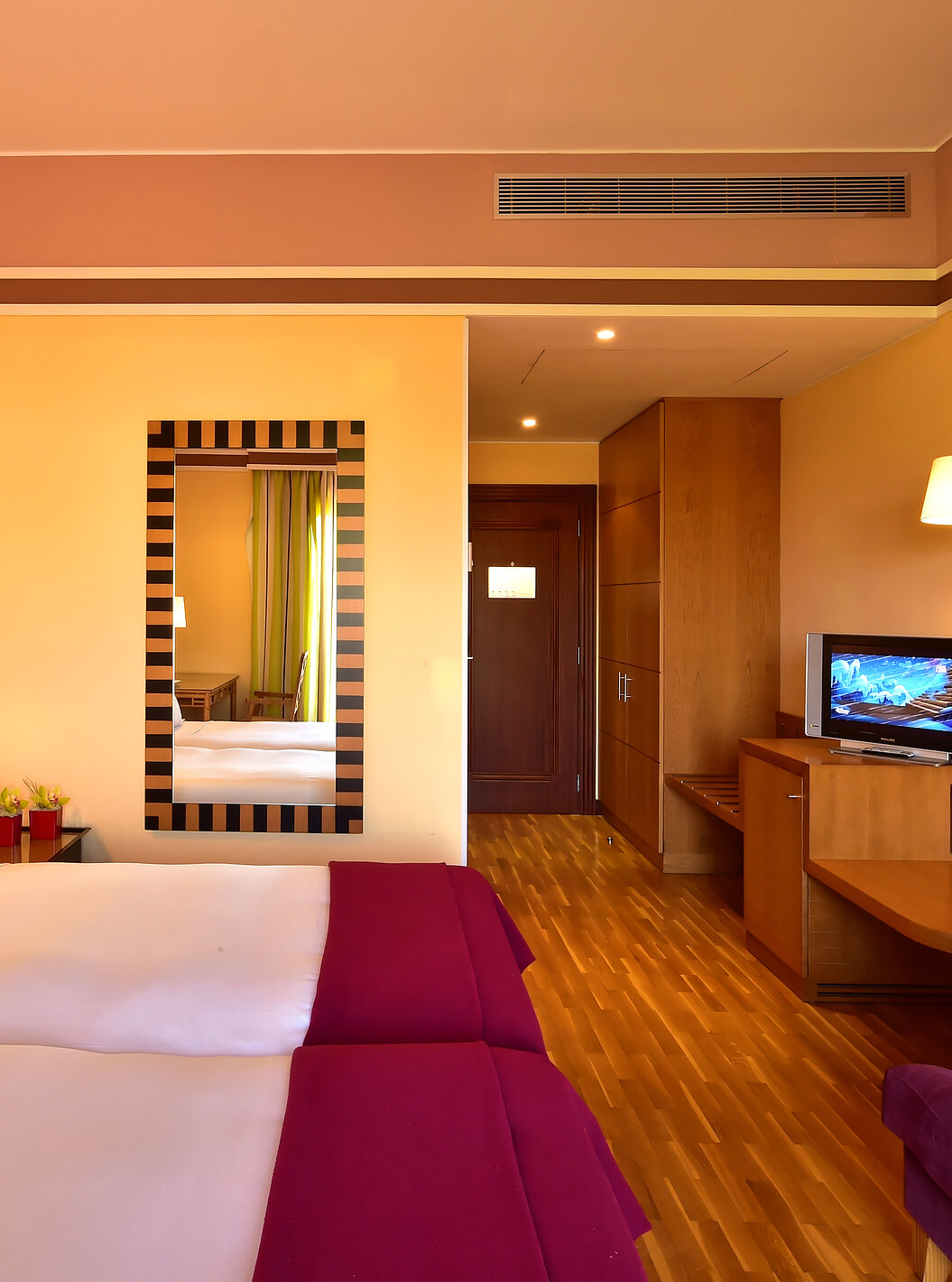 Das Klassische Doppelzimmer im Pestana Sintra Golf hat zwei Betten und einen Spiegel an der Wand