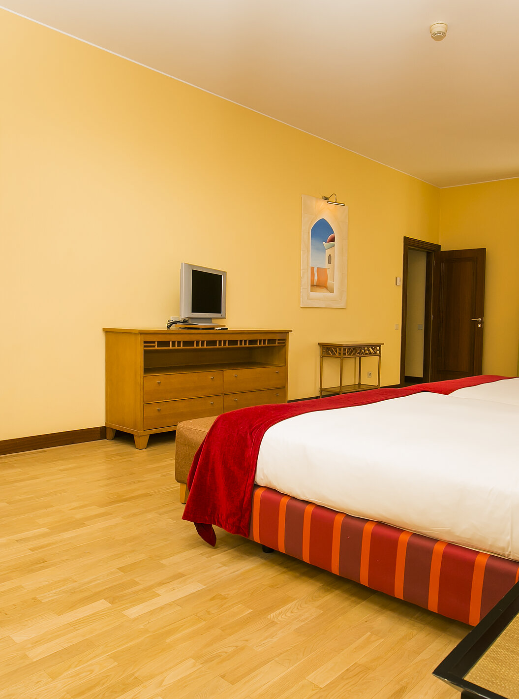 Die Deluxe Mezzanine Suite im Pestana Sintra Golf hat zwei Betten und einen Balkon