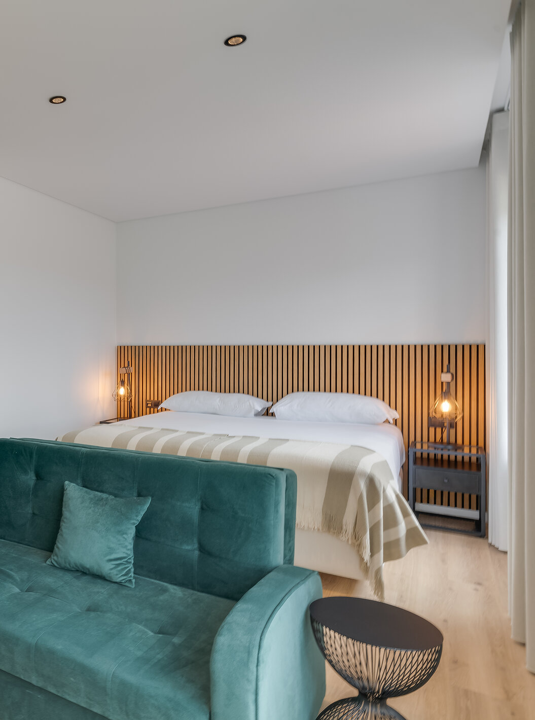 Das Familienzimmer mit Balkon im Clubhaus Pestana Sintra Golf hat ein Doppelbett mit Holz-Kopfteil