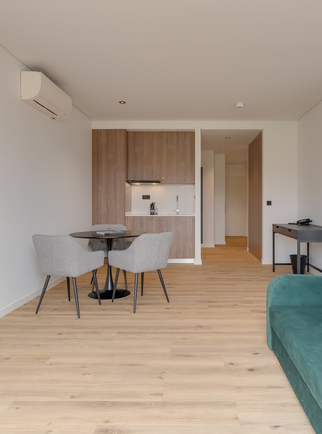 Das Familienzimmer mit Balkon im Clubhaus Pestana Sintra Golf hat ein Sofa, einen Fernseher und eine Kochnische