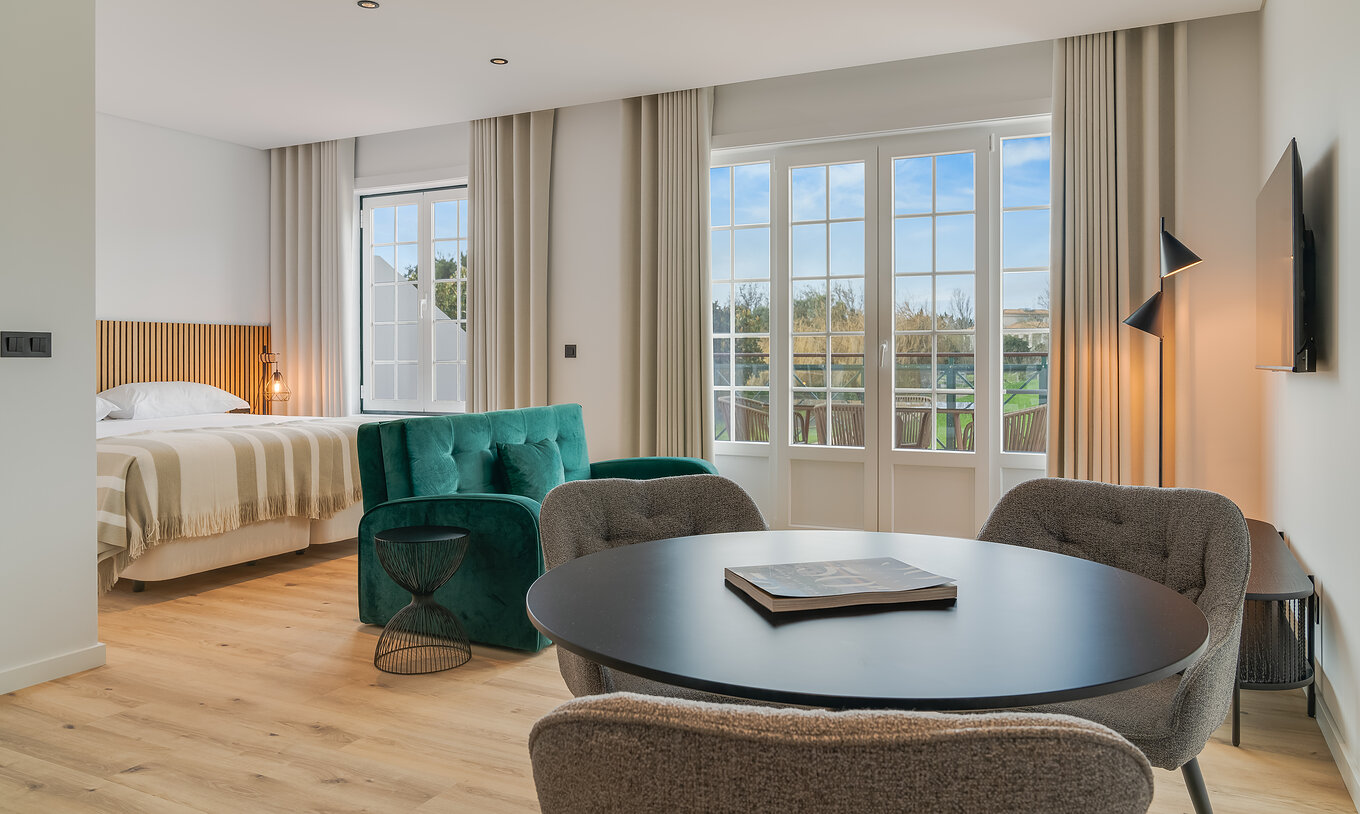 Das Familienzimmer mit Balkon im Clubhaus Pestana Sintra Golf hat einen Tisch und zwei Fenster