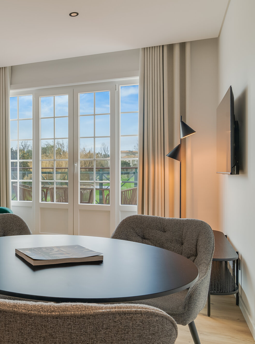 Das Familienzimmer mit Balkon im Clubhaus Pestana Sintra Golf hat einen Tisch und zwei Fenster