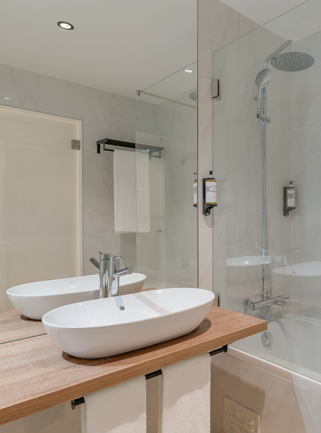 Das Familienzimmer im Clubhaus Pestana Sintra Golf hat ein modernes Bad mit Badewanne und Spiegel