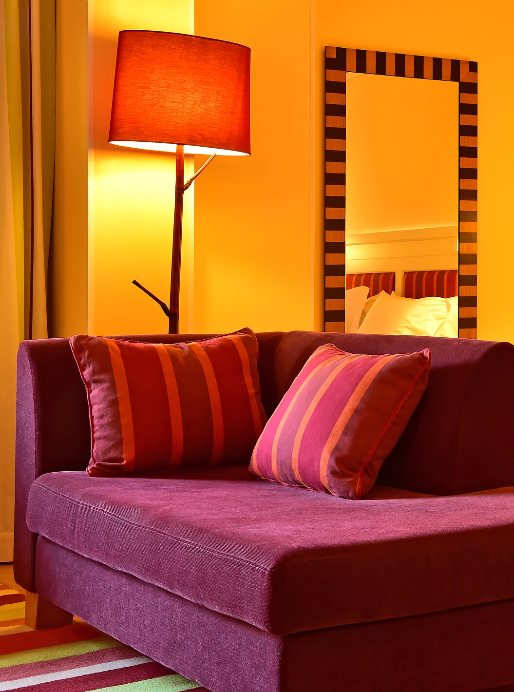 Die Junior Suite im Pestana Sintra Golf hat ein Doppelbett und einen Spiegel an der Wand