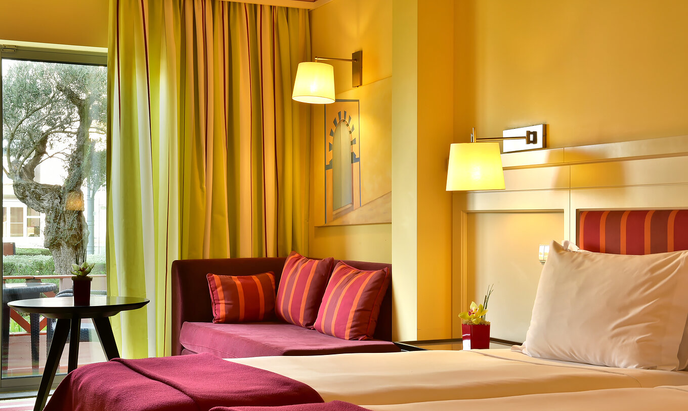 Das Superior Doppelzimmer im Pestana Sintra Golf hat zwei Betten und einen Sofa mit Tisch