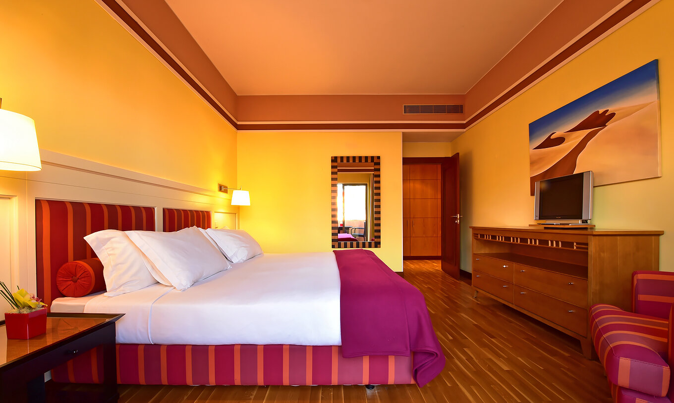 Die Superior Suite im Pestana Sintra Golf hat ein Doppelbett und einen Spiegel an der Wand