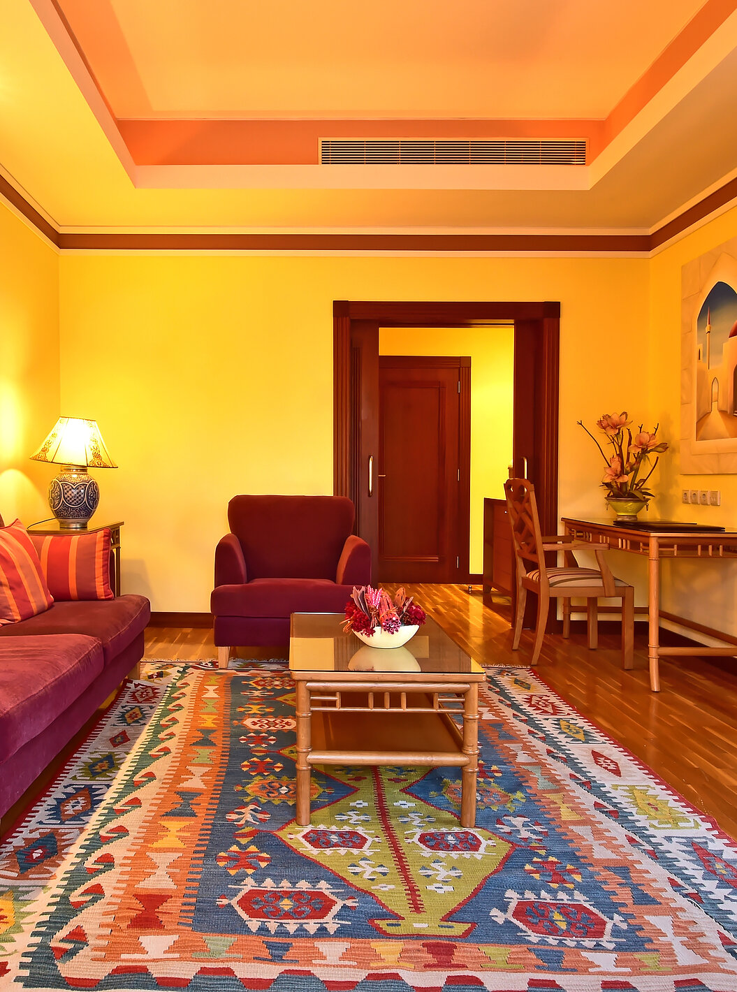 Die Superior Suite im Pestana Sintra Golf hat ein Wohnzimmer mit Sofa und Schreibtisch