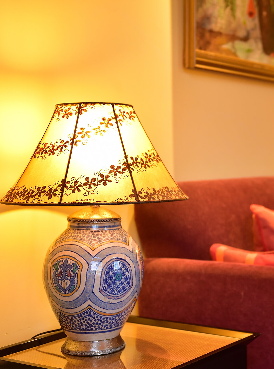 Die Superior Suite im Pestana Sintra Golf hat ein rotes Sofa und zwei Tische mit Lampen