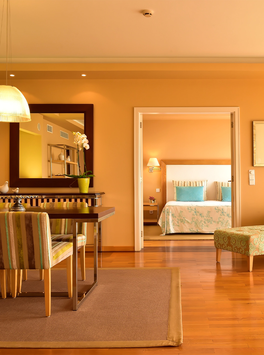 Die Präsidentensuite im Pestana Carlton Madeira hat einen großen Bereich mit Essbereich, einer Chaiselongue und Bett