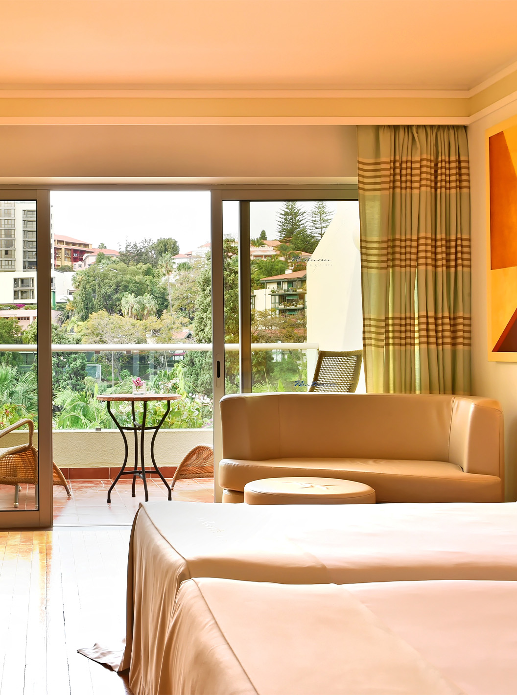 Das Klassische Doppelzimmer mit Poolblick im Pestana Carlton Madeira hat ein Doppelbett, einen Schreibtisch und einen Balkon