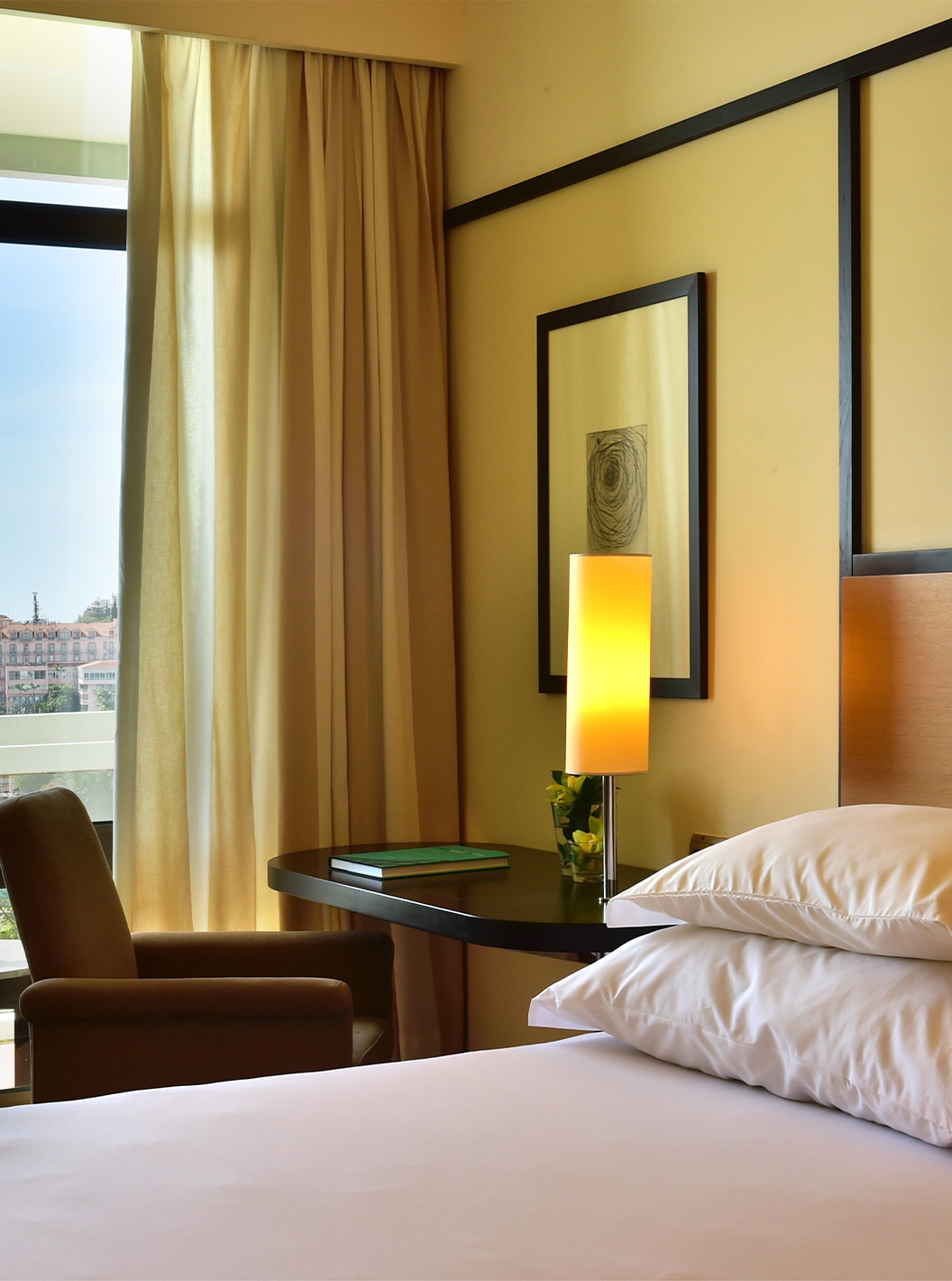 Das Klassische Zimmer mit seitlichem Meerblick im Pestana Casino Park hat ein Doppelbett, Schreibtisch mit Lampe und Balkon