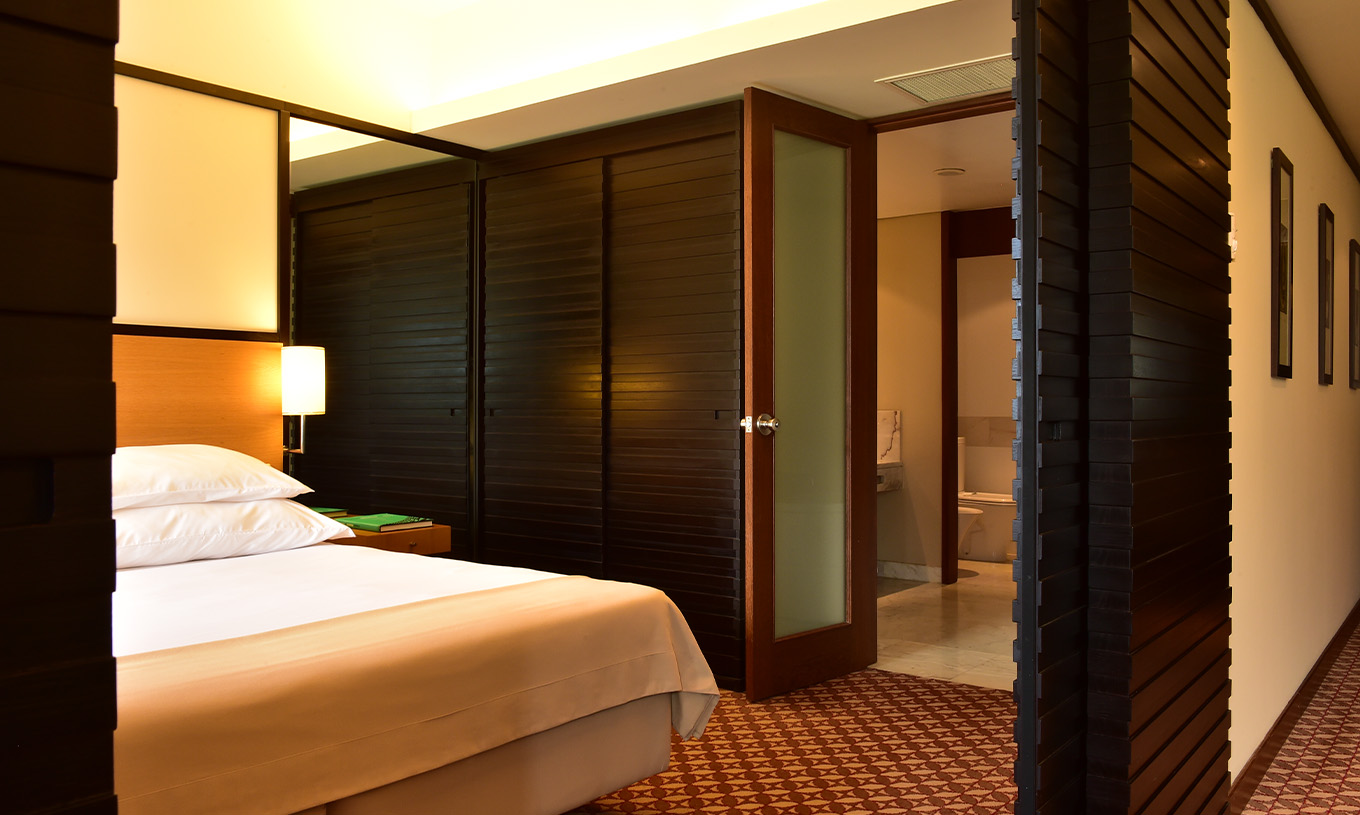 Die Suite mit seitlichem Meerblick im Pestana Casino Park hat ein Doppelbett, Teppich, Schrank und ein Badezimmer