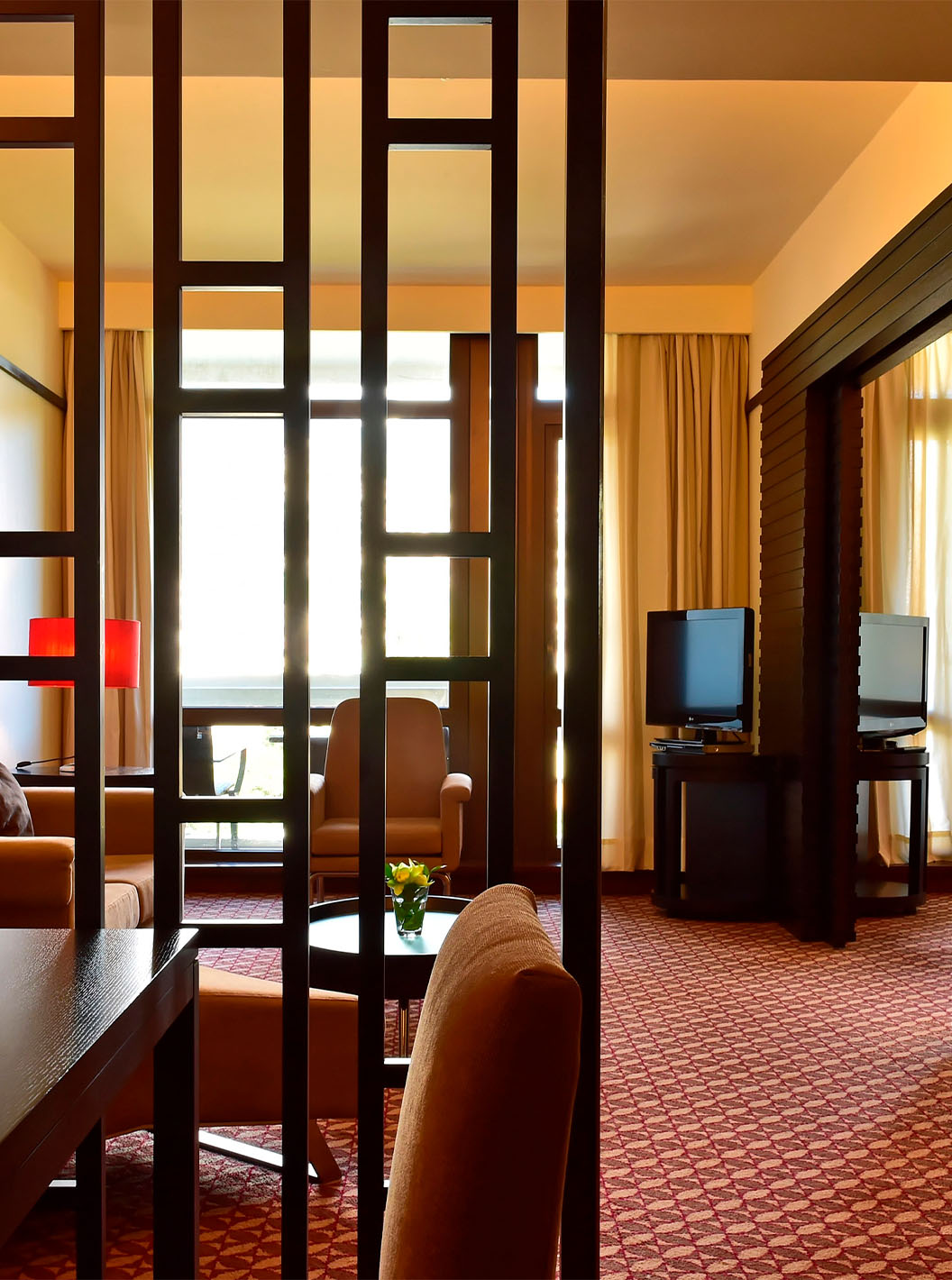 Die Suite mit seitlichem Meerblick im Pestana Casino Park hat einen Sitzbereich mit Sofa und Chaiselongue