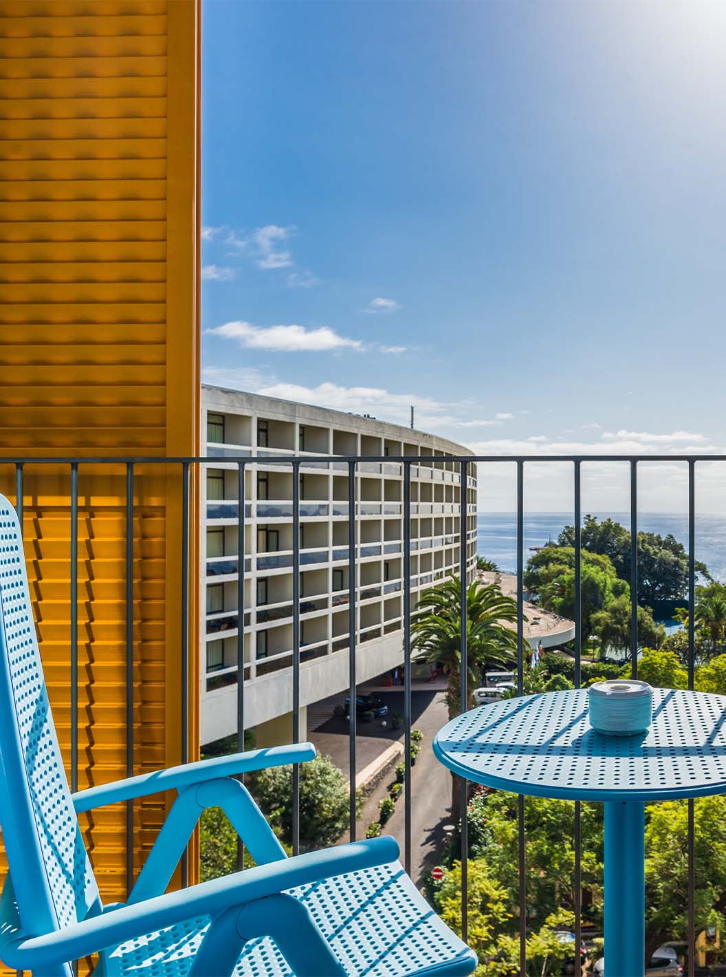 Das Deluxe-Studio mit Meerblick im Pestana Casino Studios hat einen Balkon mit Blick auf die Stadt und einen Tisch