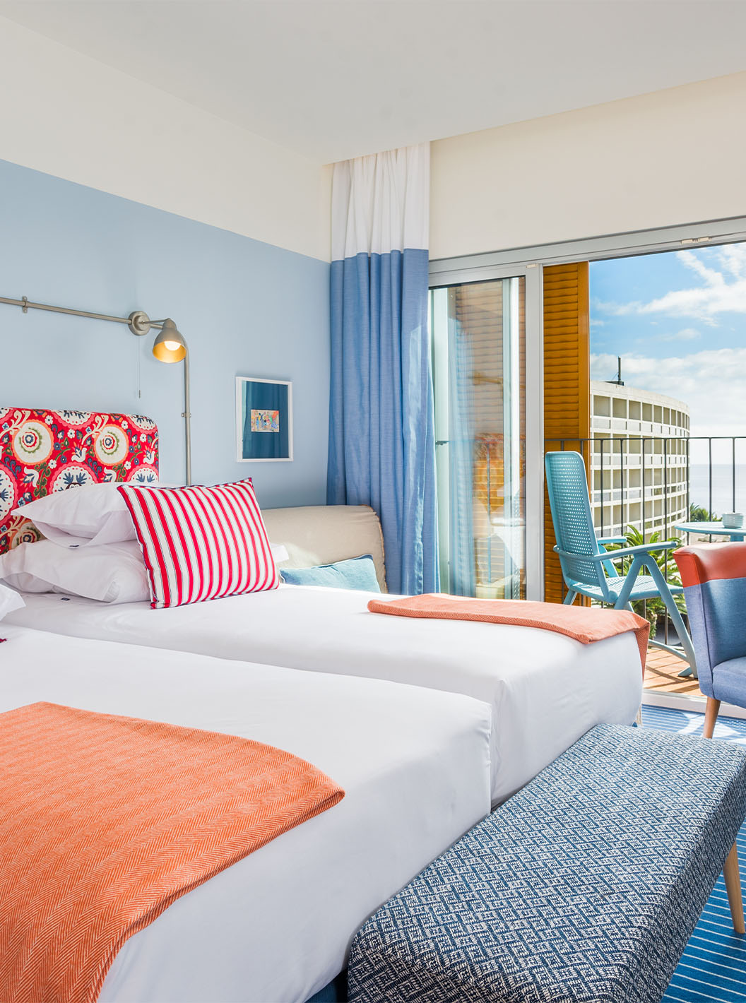 Das Deluxe-Studio mit Meerblick im Pestana Casino Studios hat zwei Doppelbetten mit Kopfteil, Balkon und Tisch