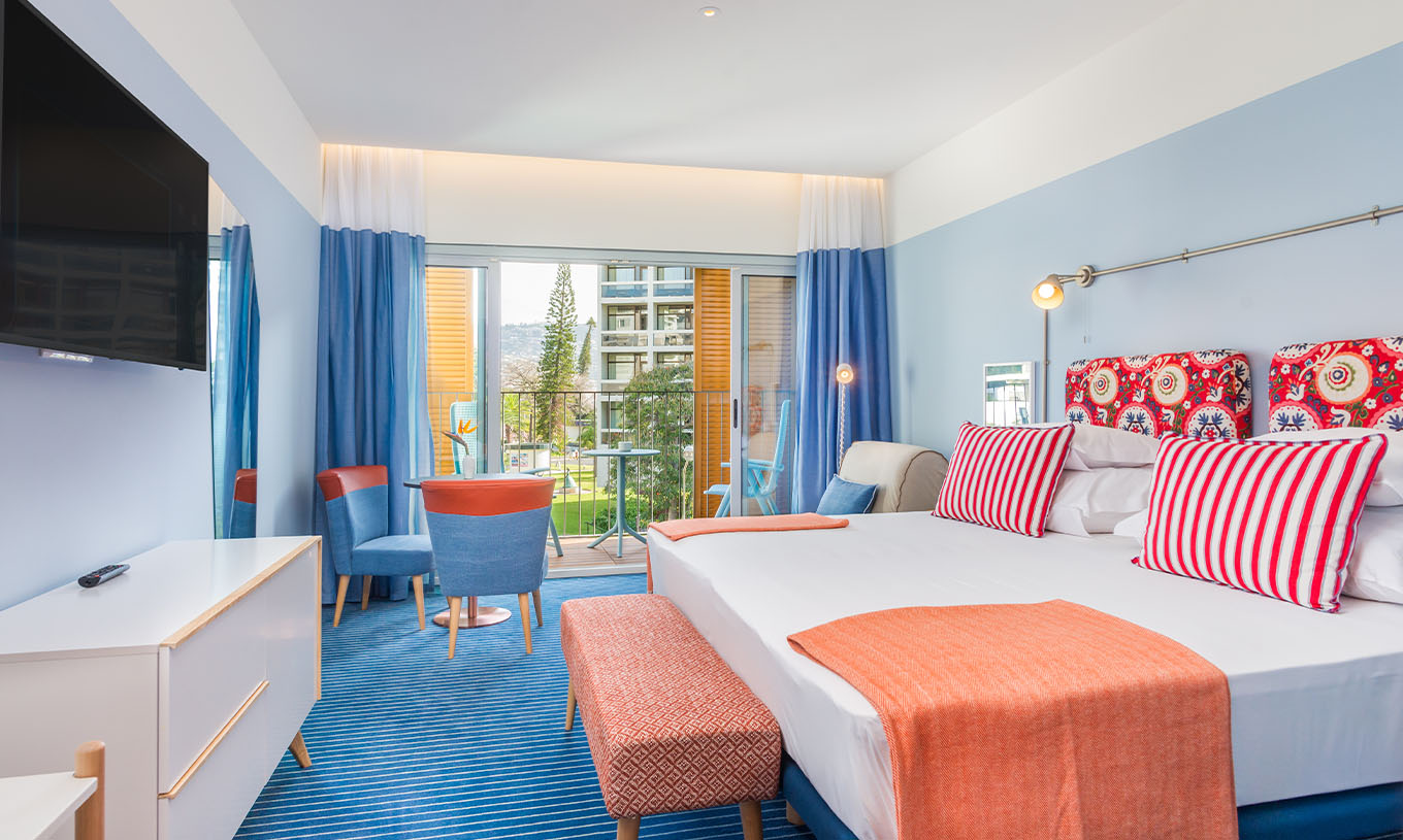 Das Deluxe-Studio im Pestana Casino Studios hat ein Doppelbett mit Kopfteil, Balkon und Fernseher