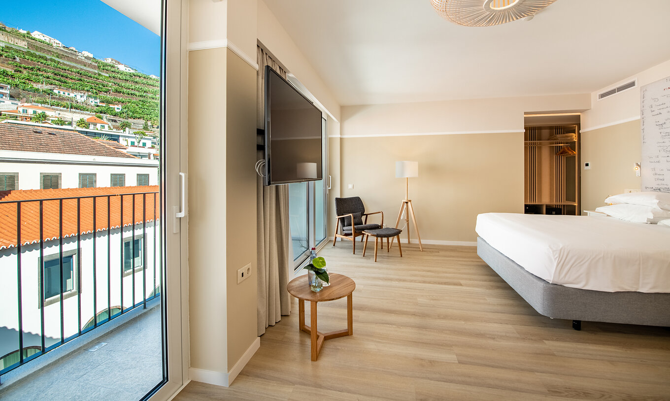 Das Superior Familien Zimmer im Pestana Fisherman hat großzügigen Raum und Balkon mit Stadtblick