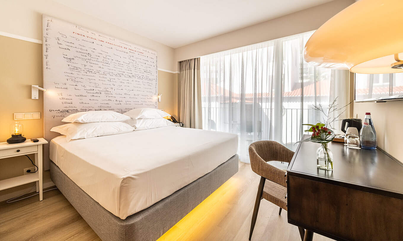 Das Superior Zimmer im Pestana Fisherman hat Doppelbett mit Kopfteil und Balkon