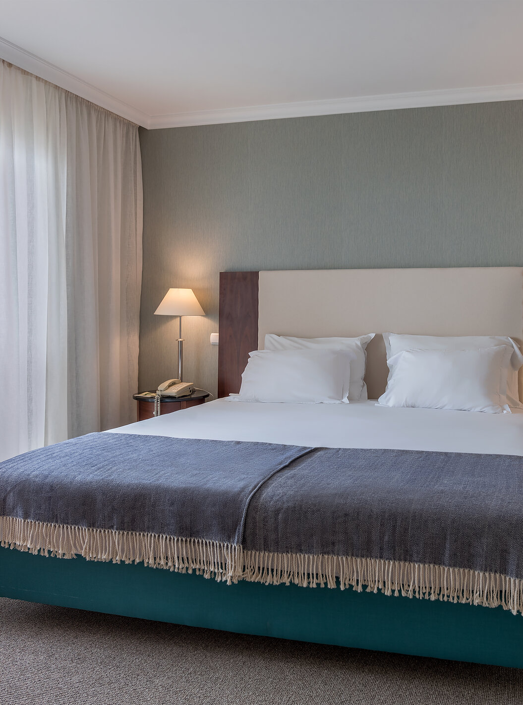 Das Twin Superior Zimmer mit Meerblick im Pestana Grand hat Doppelbett mit Nachttisch und Lampen