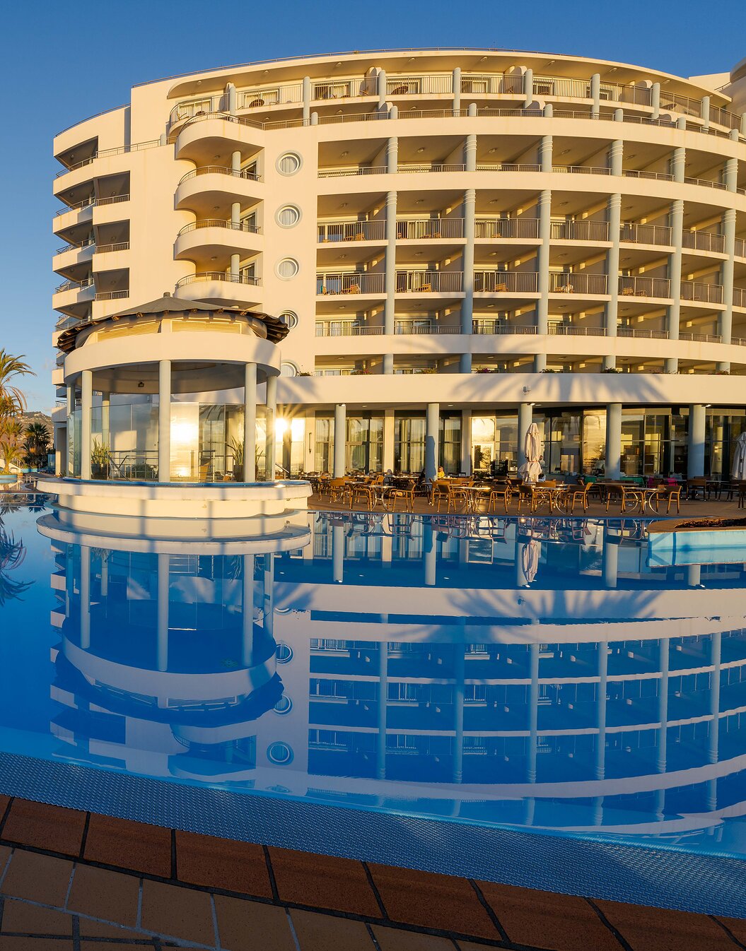 Außenansicht des Pestana Grand, ein 5-Sterne-Hotel mit Spa am Meer in Madeira