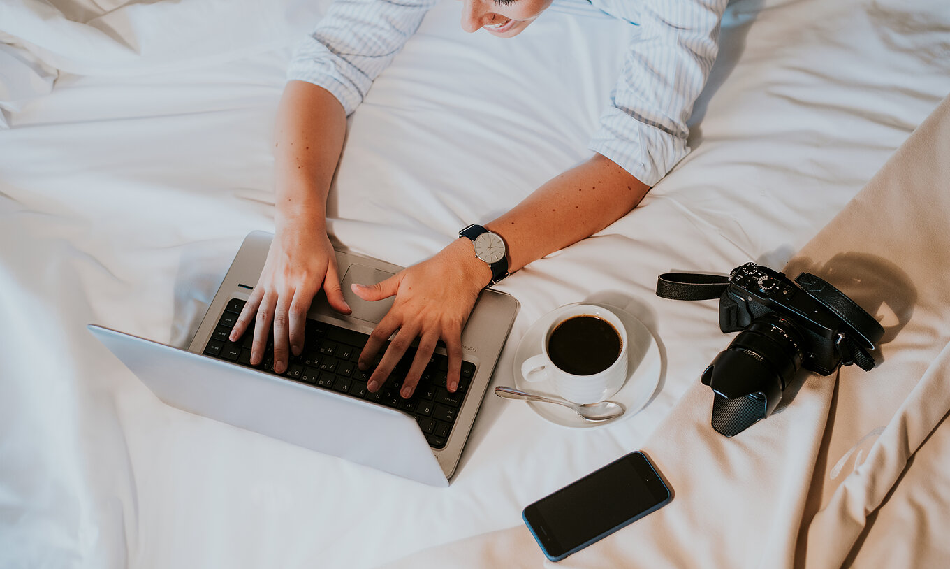 Das T0-Studio im Pestana Madeira Beach Club hat Doppelbett, wo man am Computer arbeiten und Kaffee trinken kann