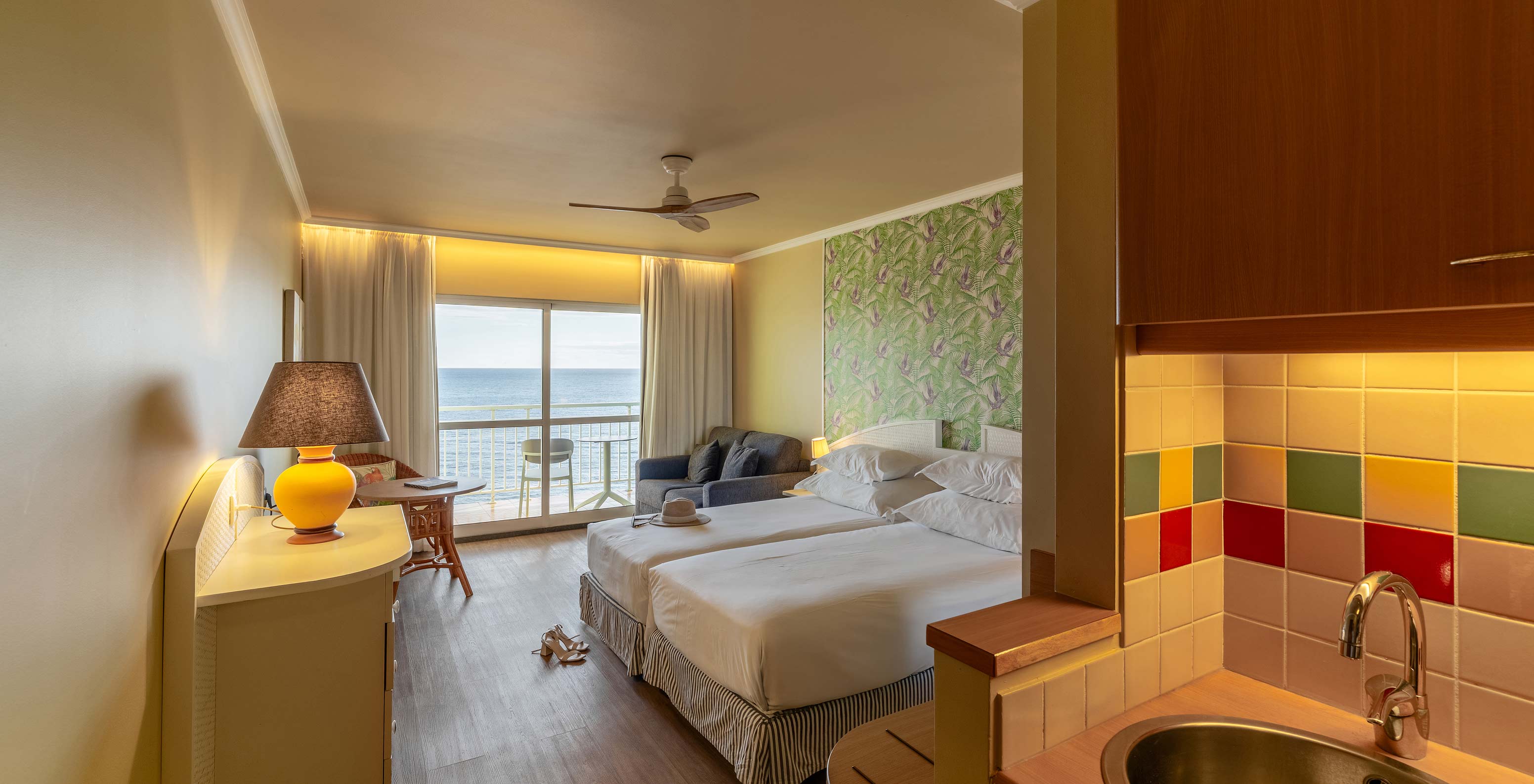 Das Premium Sea View im Pestana Ocean Bay All Inclusive verfügt über ein Doppelbett, einen Balkon mit Meerblick und ein Sofa