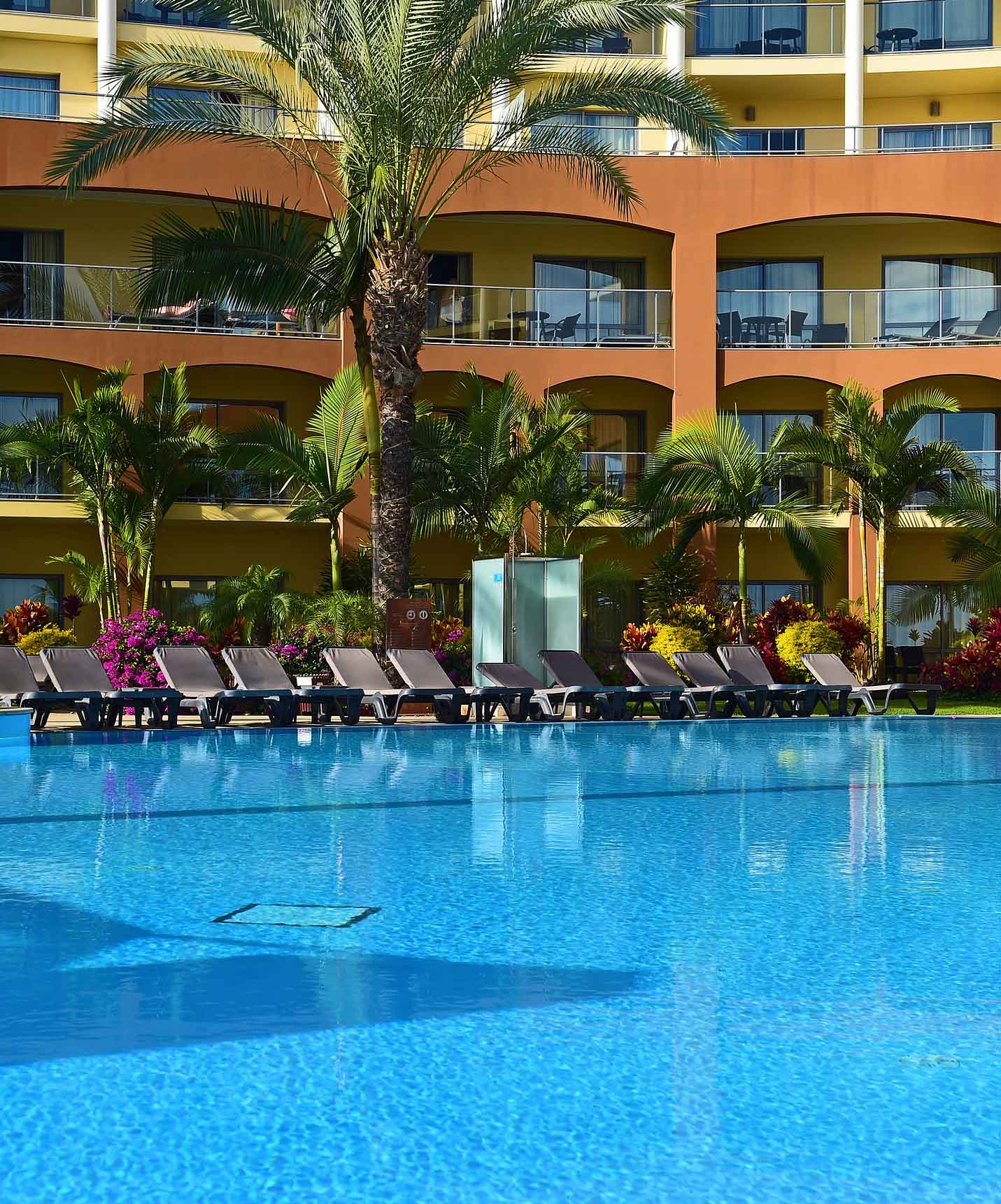 Das Pestana Promenade, ein Hotel in Madeira, nahe dem Strand und dem Lido, hat einen Außenpool mit mehreren Liegen