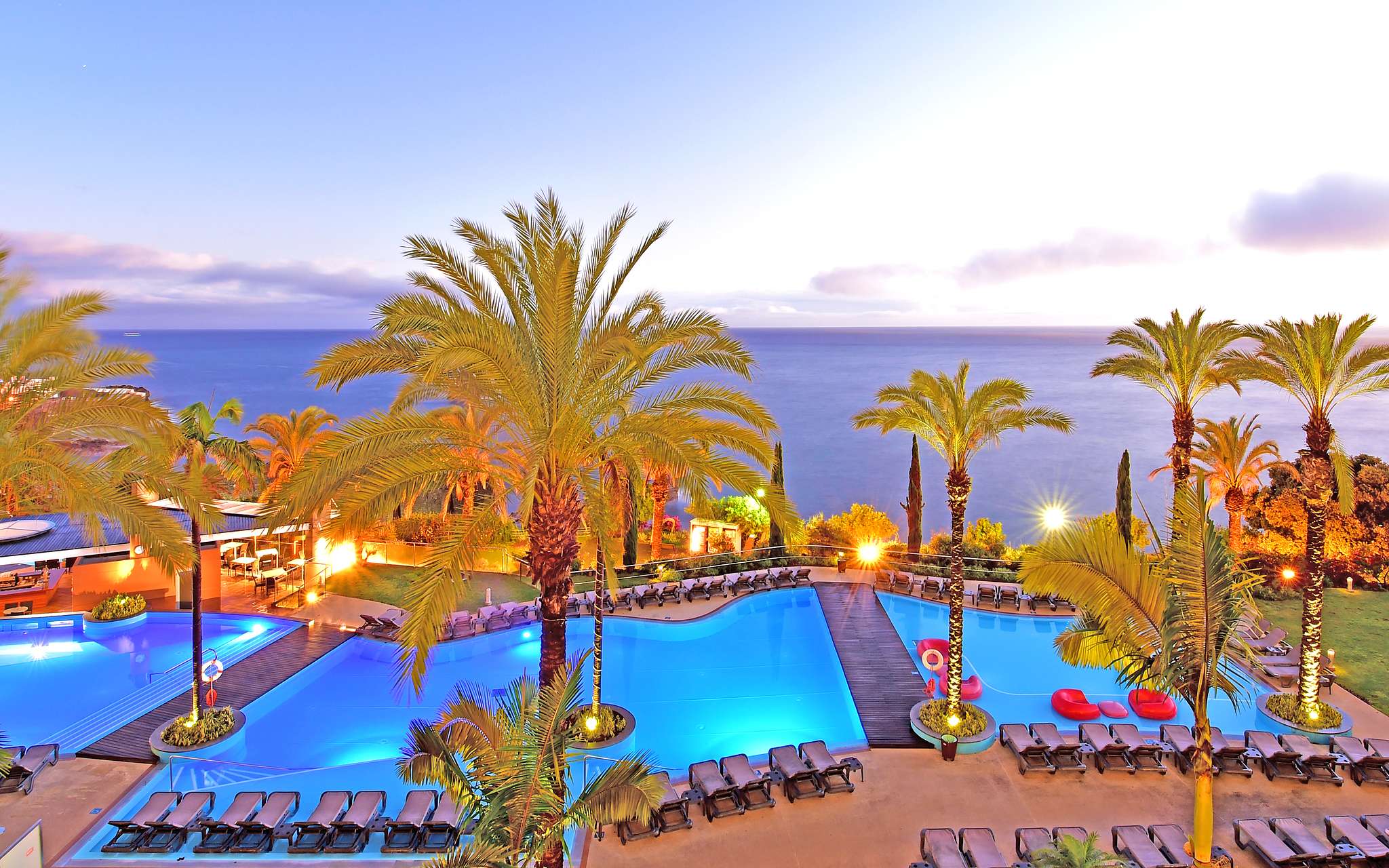 Blick auf den Pool des Pestana Promenade, ein Hotel auf Madeira nahe Strand und Lido mit Meerblick