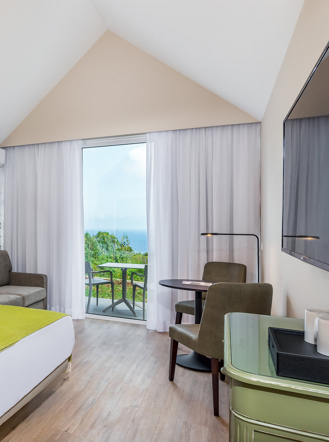 Das Studio mit Gartenblick hat ein Doppelbett, Sofa, Beistelltisch, Fernseher und Balkon mit Meerblick 