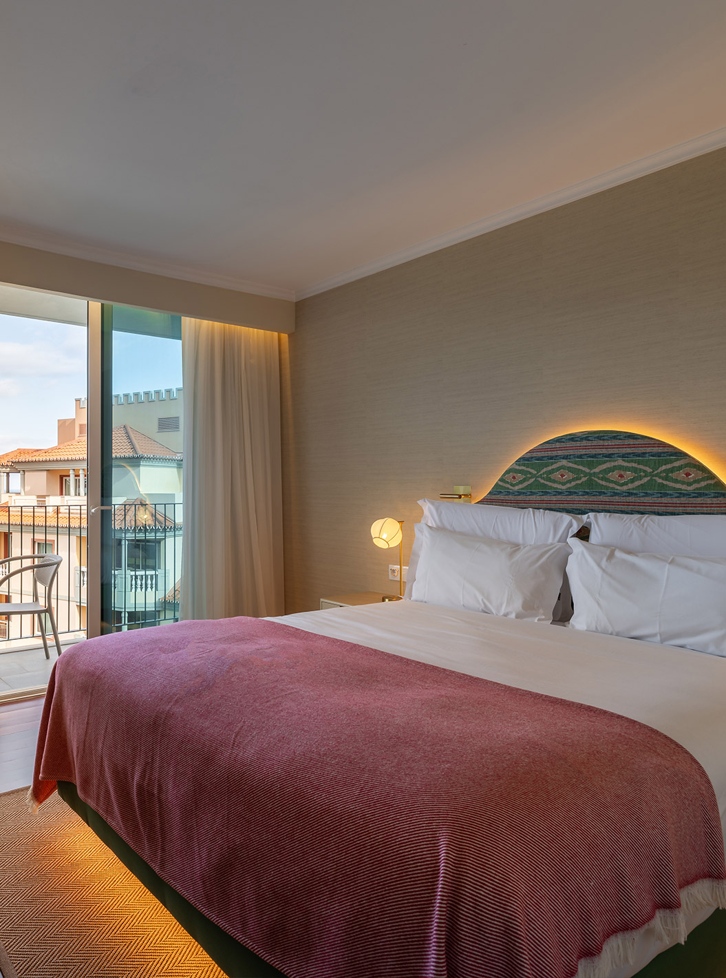 Das Zimmer mit seitlichem Meerblick und Balkon im Pestana Quinta Perestrello verfügt über ein Doppelbett und einen Balkon
