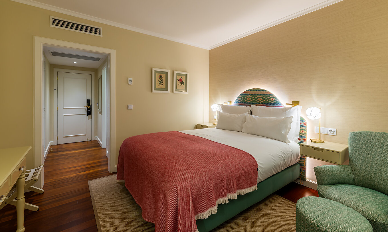 Das Zimmer mit seitlichem Meerblick im Pestana Quinta Perestrello verfügt über ein Doppelbett mit einer rosa Tagesdecke