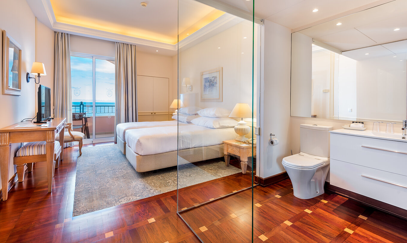 Das Deluxe Zimmer mit Balkon im Pestana Royal All Inclusive hat zwei Einzelbetten und einen Fernseher