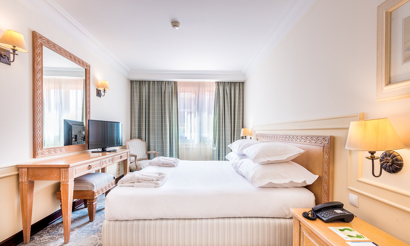 Die Suite im Pestana Royal All Inclusive hat ein Doppelbett und einen Fernseher