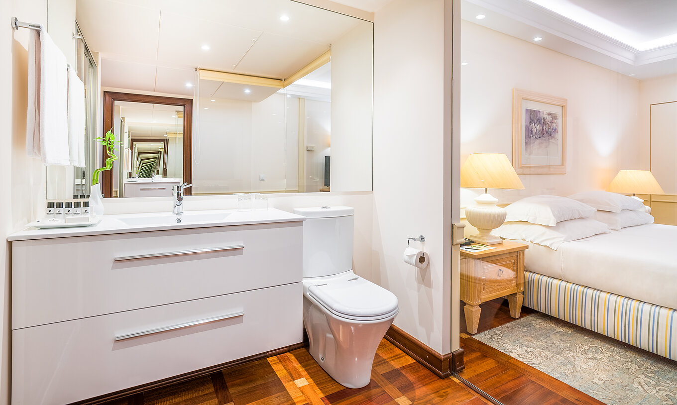 Das Deluxe Superior Zimmer im Pestana Royal All Inclusive hat ein Bad mit Waschbecken