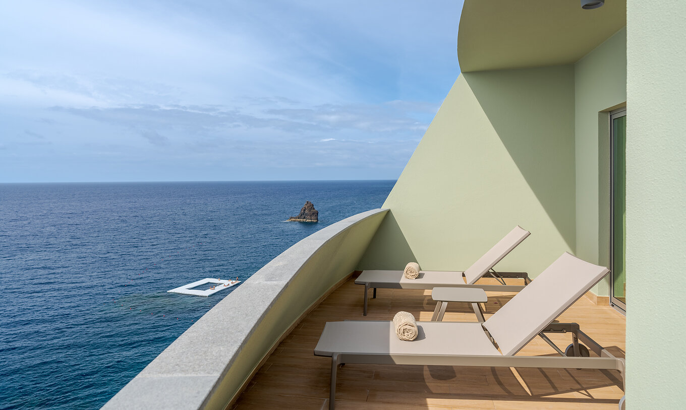 Suite Superior Meerblick Pestana Vila Lido Madeira hat einen Balkon mit zwei Liegen und Meerblick