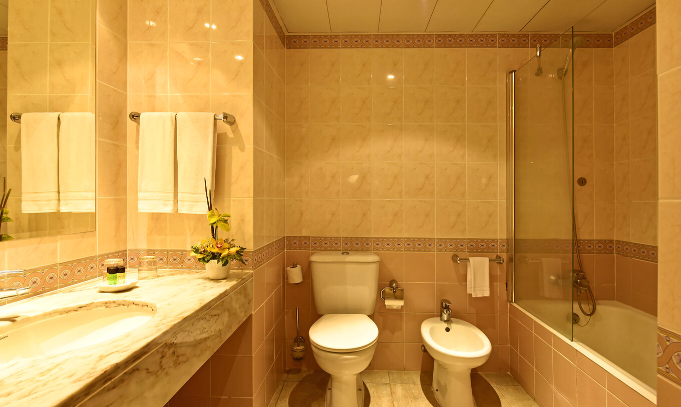 Suite mit Jacuzzi Pestana Village hat ein Badezimmer mit WC, Bidet, Waschbecken und Badewanne mit Dusche